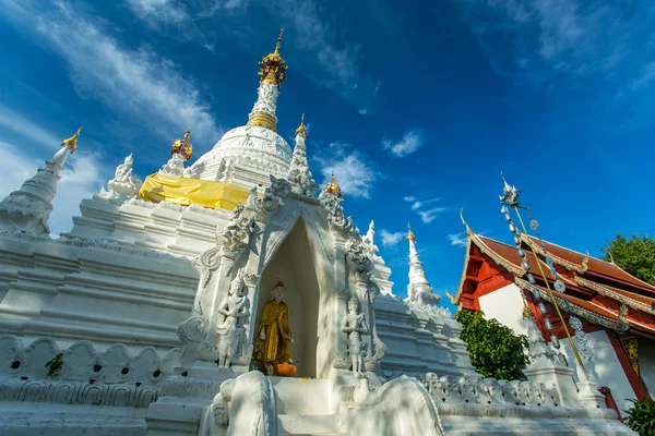 Pagoda Wat Chetawanin temppelissä Chiang Maissa, Thaimaassa — kuvapankkivalokuva