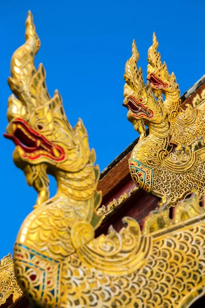 Aranysárkány szobrok a tetőn buddhista templom Thaiföld — Stock Fotó