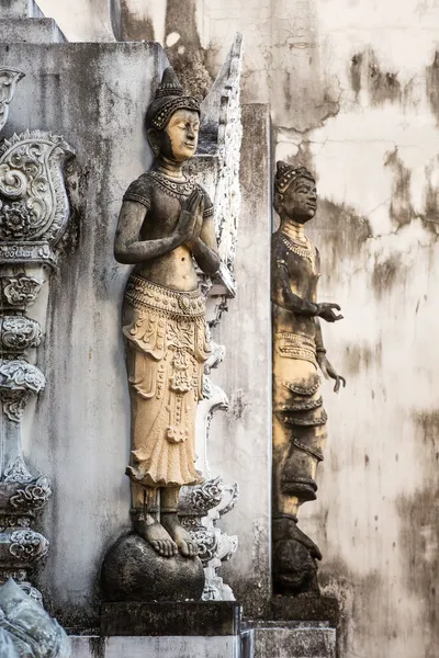 Stone praying women carvings on the wall of the temple in Thaila — Stock Photo, Image