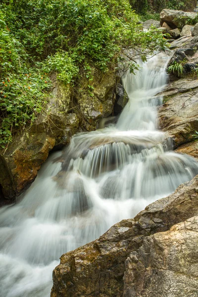 The long exposure image of a beautiful waterfall in the forest — Stock Photo, Image