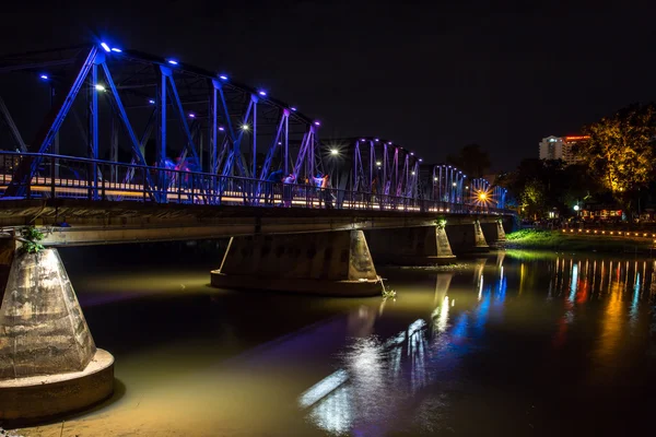 A ponte de ferro sobre o rio Ping em Chiang Mai, Tailândia — Fotografia de Stock