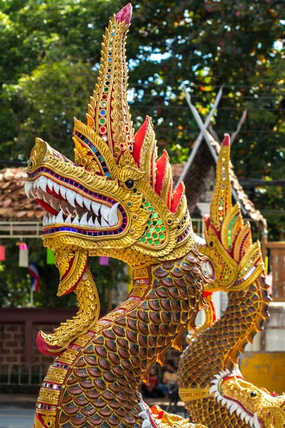 Sárkány őr szobor Thaiföld buddhista templom bejáratánál — Stock Fotó