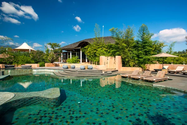 Piscina en el balneario de lujo — Foto de Stock