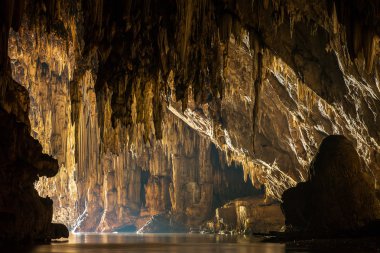 sappong, Kuzey Tayland mağarada güzel lod