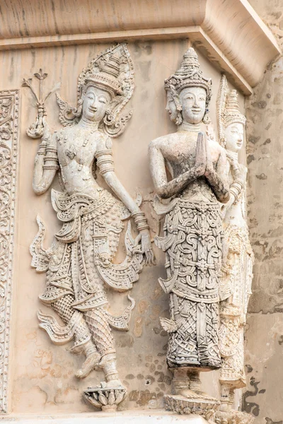 Stone praying women carvings on the wall of the temple in Thaila — Stock Photo, Image