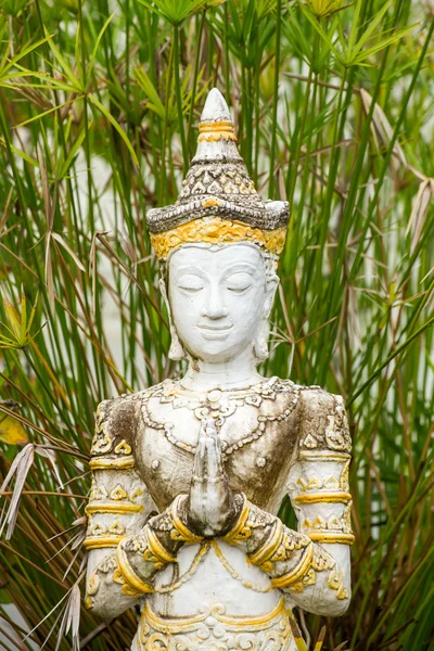 Taş kadın heykeli Tayland Budist tapınağında dua — Stok fotoğraf