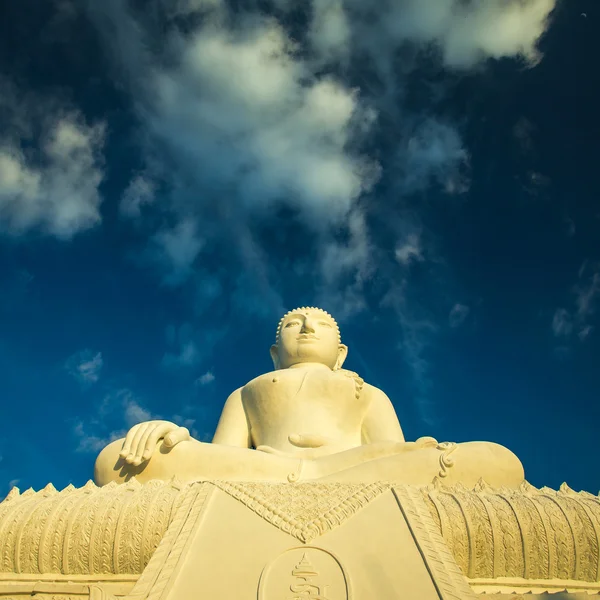 Vit buddha staty mot blå himmel bakgrund — Stockfoto