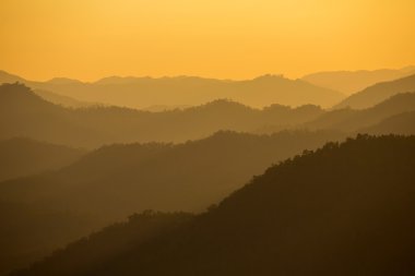 Dağların üzerinden gün batımı