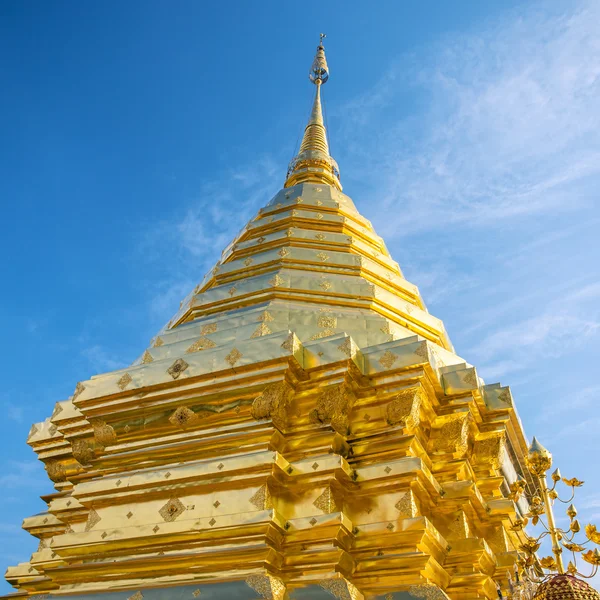 Zlatá stúpa v buddhistickém chrámu — Stock fotografie