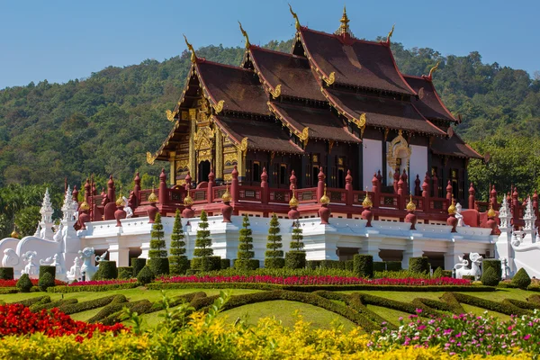 Koninklijke paviljoen (ho kum luang) bij Koninklijk flora ratchaphreuk, chian — Stockfoto