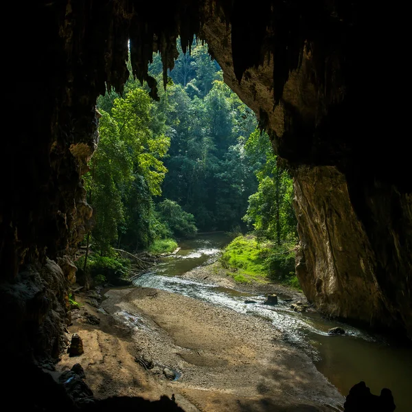 Ingang van de grot lod in sappong — Stockfoto