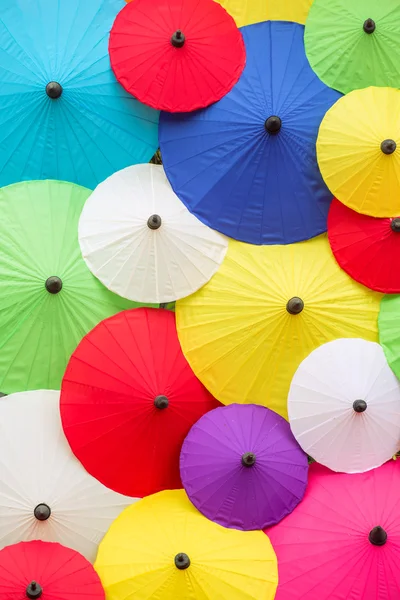 Bunte thailändische traditionelle handgemachte Regenschirme Hintergrund — Stockfoto