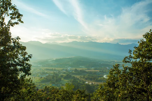 Vue sur la montagne brumeuse à Pai, nord de la Thaïlande — Photo