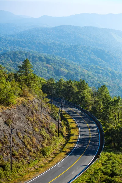 Estrada da montanha e uma vista panorâmica da montanha — Fotografia de Stock