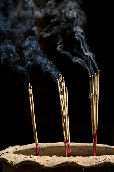 Palitos de incenso com fumaça contra fundo preto — Fotografia de Stock
