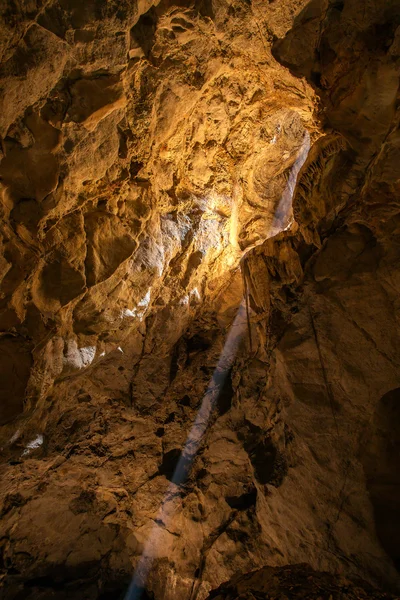 Trave di luce nella grotta — Foto Stock