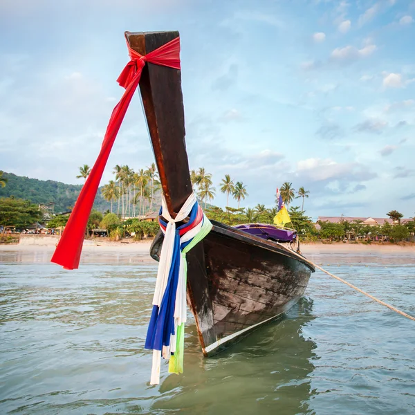 Longtail boten op het tropisch strand — Stockfoto