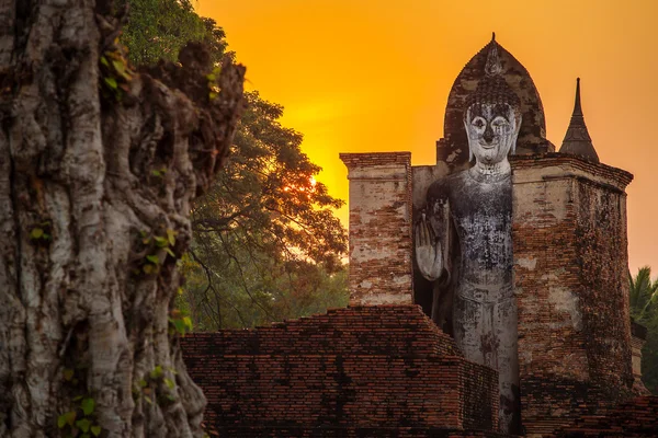 Boeddha standbeeld in tempel van wat mahathat — Stockfoto