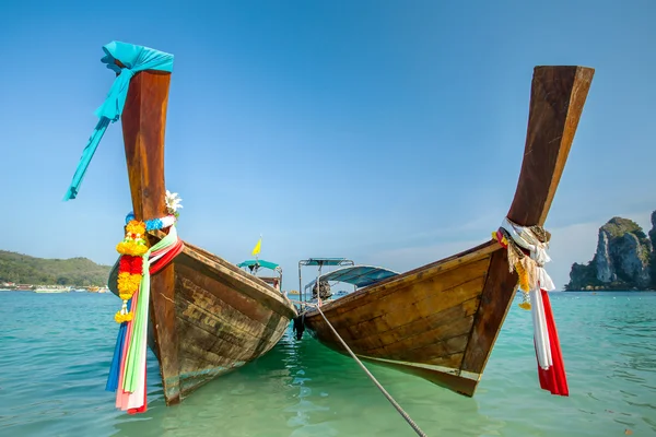 Barcos de cola larga en la playa tropical —  Fotos de Stock