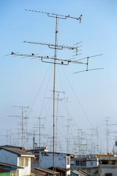 Antenas no telhado — Fotografia de Stock