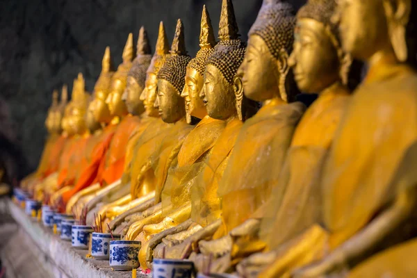 Gouden Boeddha-beelden in de tempel — Stockfoto