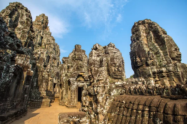 Volti di pietra sulle torri dell'antico tempio Bayon ad Angkor Thom — Foto Stock