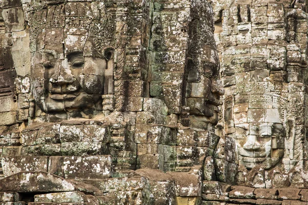 Stone faces on the towers of ancient Bayon Temple in Angkor Thom — Stock Photo, Image