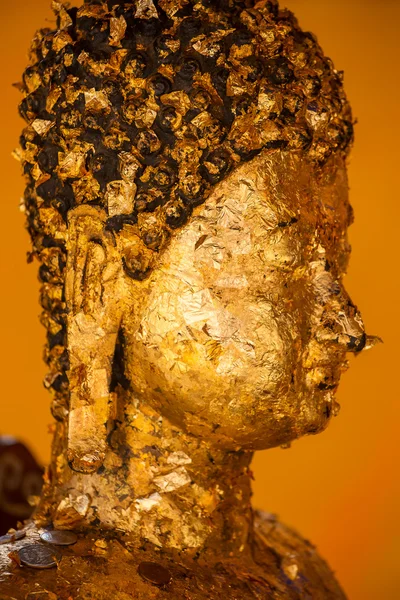 Estatua de Buda cubierta con papeles dorados — Foto de Stock