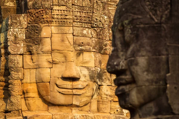 Stone faces on the towers of ancient Bayon Temple in Angkor Thom — Stock Photo, Image
