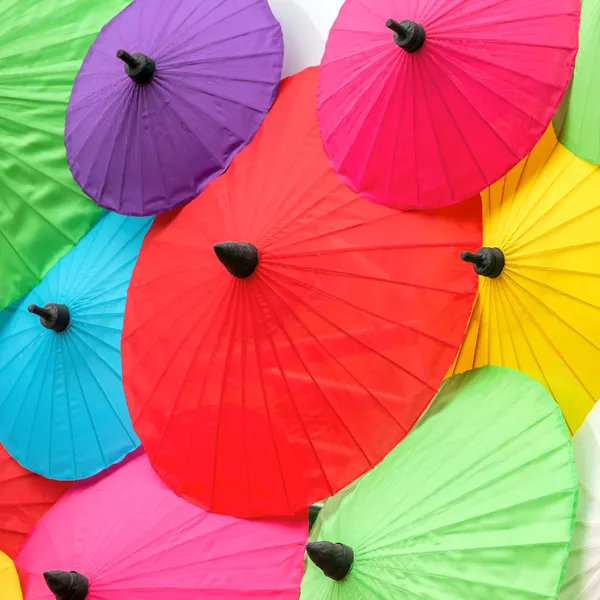 Bunte thailändische traditionelle handgemachte Regenschirme Hintergrund — Stockfoto