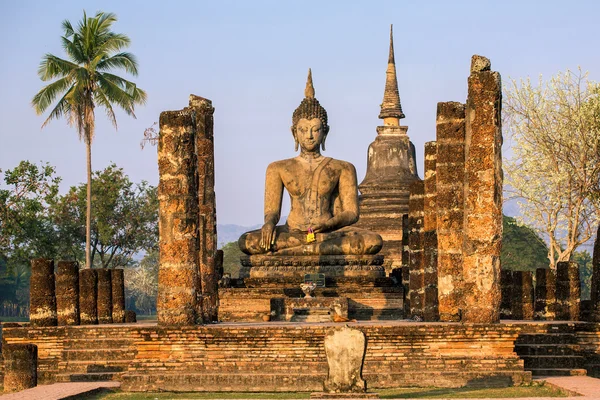 Estatua de Buda en el Templo de Wat Mahathat — Foto de Stock