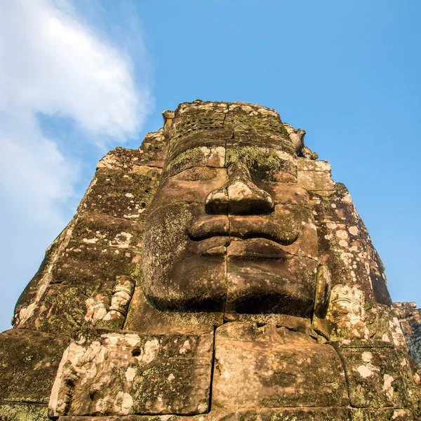 Caras de piedra en las torres del antiguo templo de Bayon en Angkor Thom —  Fotos de Stock