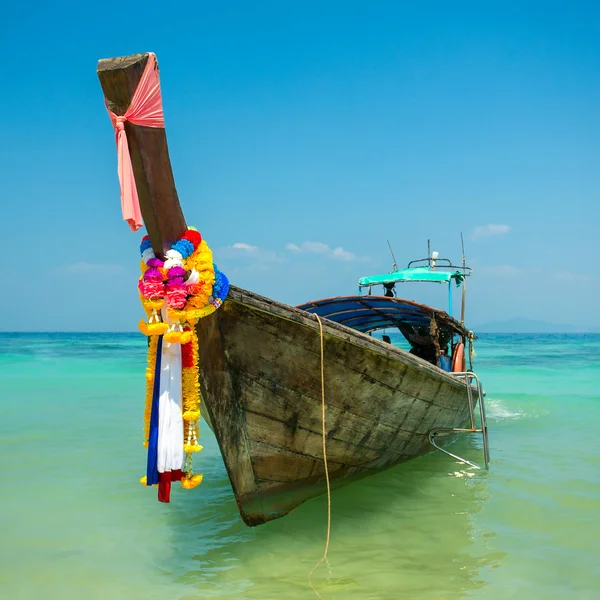 Barco de cauda longa na praia tropical em Andaman sea, Tailândia — Fotografia de Stock