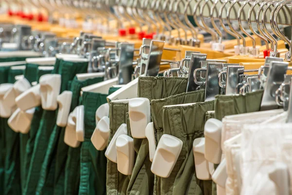 Abbigliamento in negozio con etichette antifurto EAS — Foto Stock