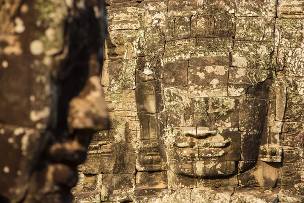 Kő arcok a tornyok, ősi Bajon-templom angkor thom — Stock Fotó