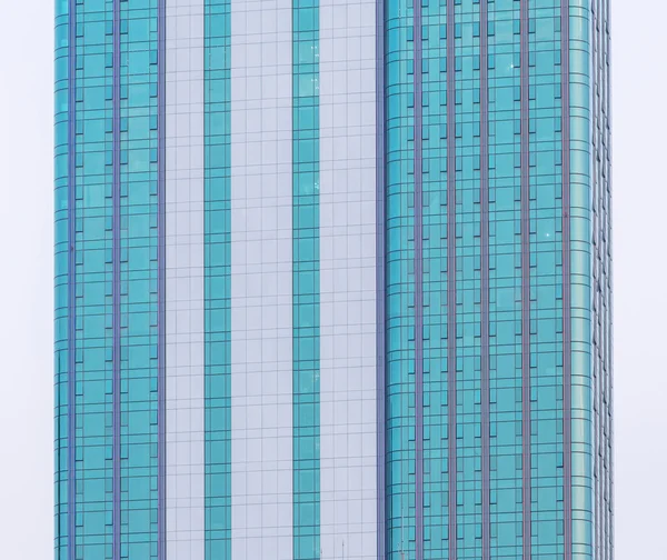 Skyscrapper com janelas azuis — Fotografia de Stock