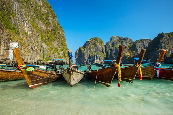 Barche a coda lunga in Maya Bay — Foto Stock