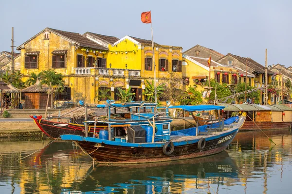 Barco en el río Hoai — Foto de Stock
