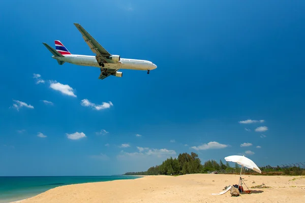 Airplane flying over   beach — Stock Photo, Image