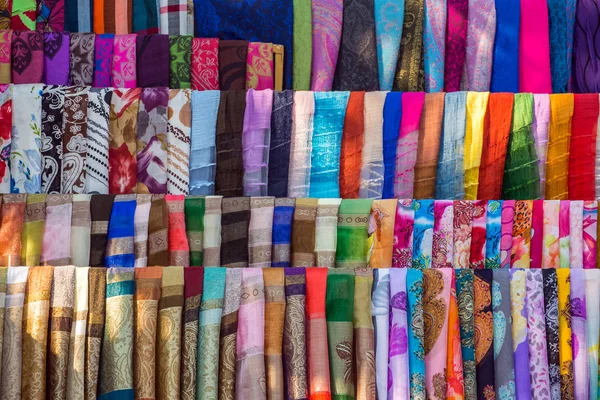 Různé barevné tkaniny a šály — Stock fotografie
