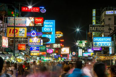 turistler ve backpackers khao san road tarafından yürümek