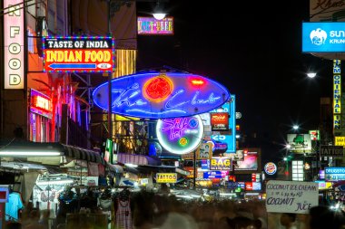 turistler ve backpackers khao san road tarafından yürümek