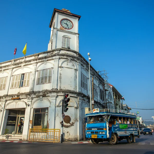 En songthaew, lokal buss passerar — Stockfoto