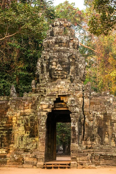 Starożytnej bramy angkor thom w angkor wat złożonych — Zdjęcie stockowe
