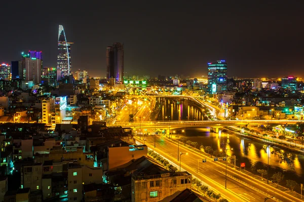 Vista notturna del traffico Saigon lungo il fiume, Ho Chi Minh City — Foto Stock