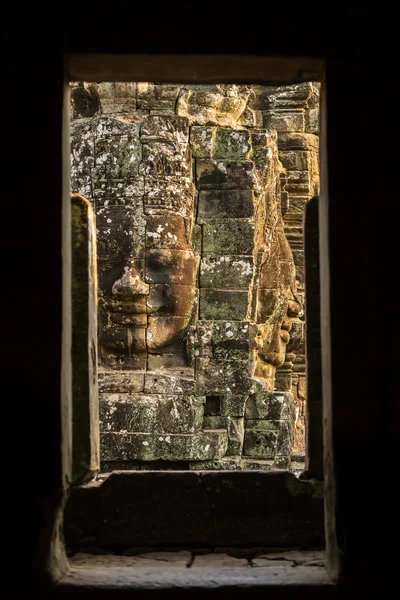 Sten ansikten på tornen i gamla bayon templet i angkor thom — Stockfoto