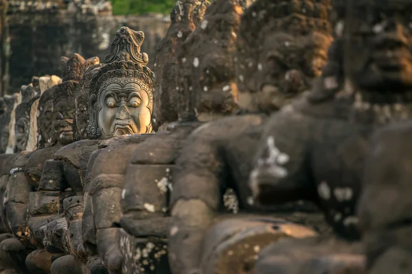 Statue in pietra scolpite di Asura sul ponte per Angkor Thom — Foto Stock