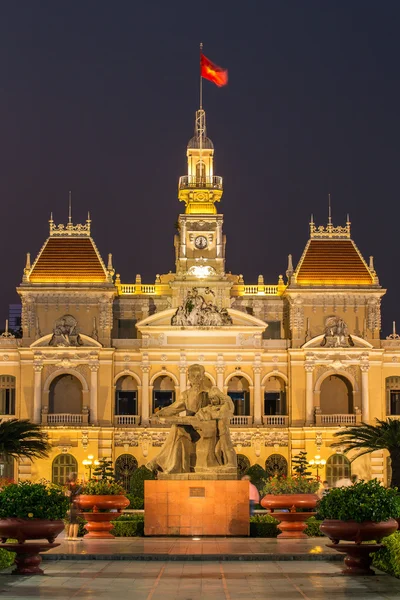 Das Rathaus in der Stadt Ho Chi Minh, Vietnam bei Nacht — Stockfoto