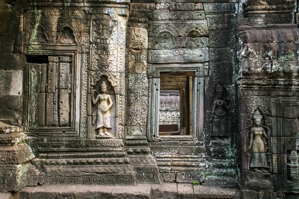 Apsara, tallas de piedra en la pared del templo de Angkor Ta Prohm — Foto de Stock