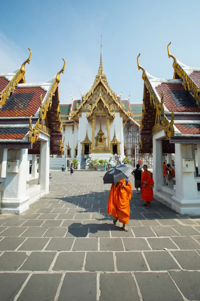 Буддійських ченців відвідування великого палацових — стокове фото